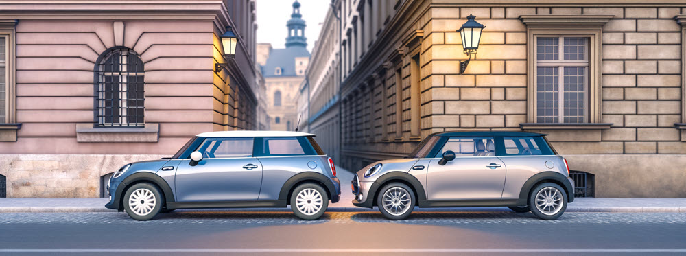 Nieuwe en tweedehands mini auto’s naast elkaar in een stadse omgeving, illustrerend de diverse aanschafmogelijkheden voor duurzaam stadsvervoer"